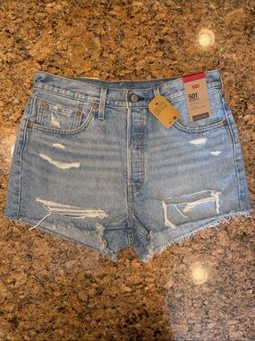 NWT Women’s Levi's Light Blue Distressed Denim Jean Shorts - Size 31